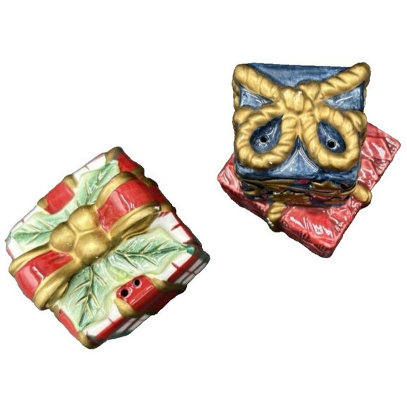 Fitz and Floyd Christmas Salt & Pepper Shakers Holiday Gift Giving Ceramic EUC - Picture 2 of 8